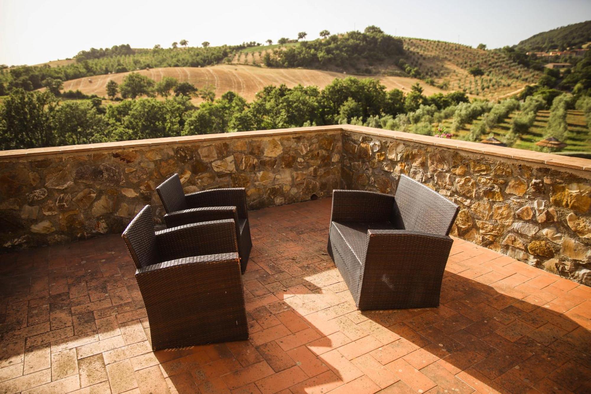 Bio Agriturismo Poggio Aione 萨杜勒尼亚 外观 照片