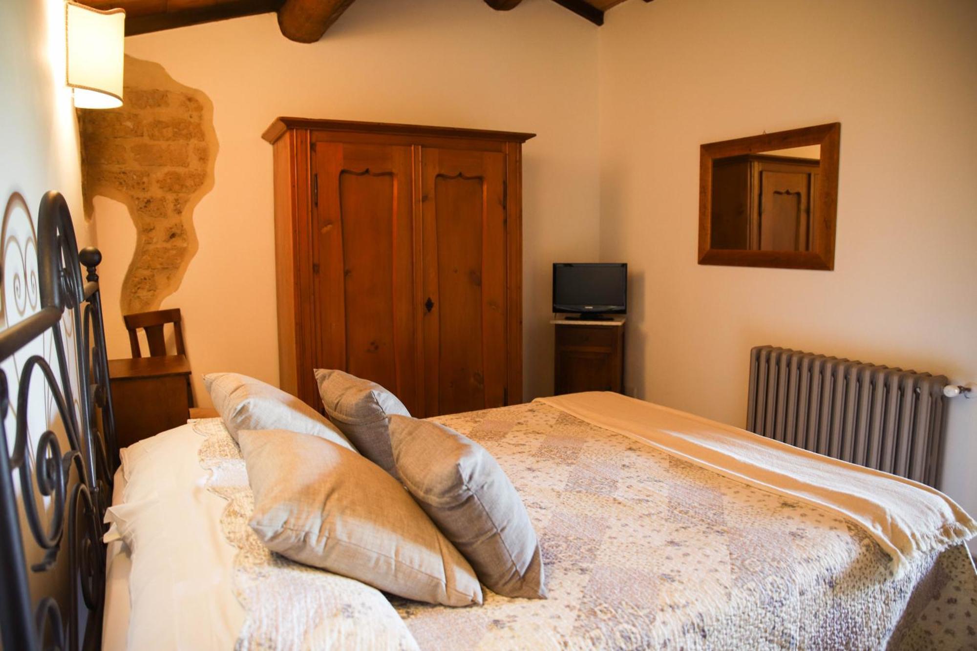Bio Agriturismo Poggio Aione 萨杜勒尼亚 外观 照片